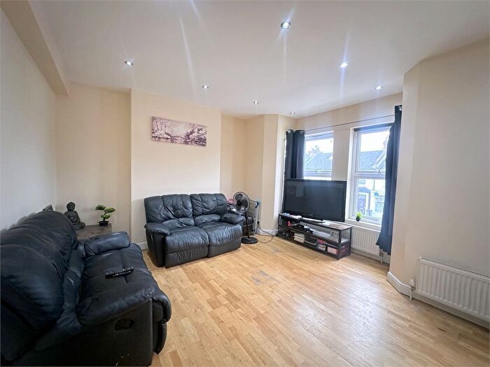 3 Bedroom Flat For Sale In Brownhill Road, Catford, London, SE6