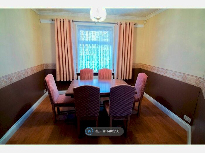 2 Bedroom End Of Terrace House To Rent In Broad Street, Dagenham, RM10