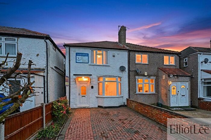 3 Bedroom Semi Detached House For Sale In Hill Rise, Greenford, UB6