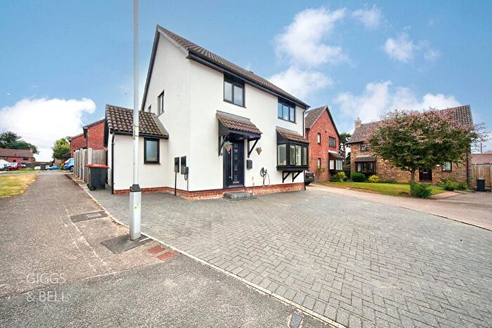3 Bedroom Detached House For Sale In Holly Farm Close, Caddington, Luton, Bedfordshire, LU1