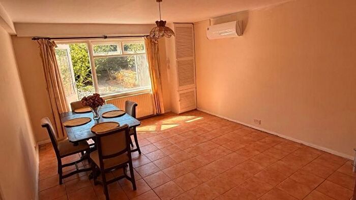 2 Bedroom Flat To Rent In Mansfield Road, London, IG1