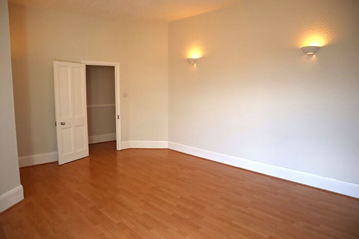 2 Bedroom Flat To Rent In High Street Colliers Wood, Colliers Wood, SW19