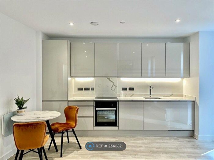 1 Bedroom Flat To Rent In Queen Street, Salford, M3