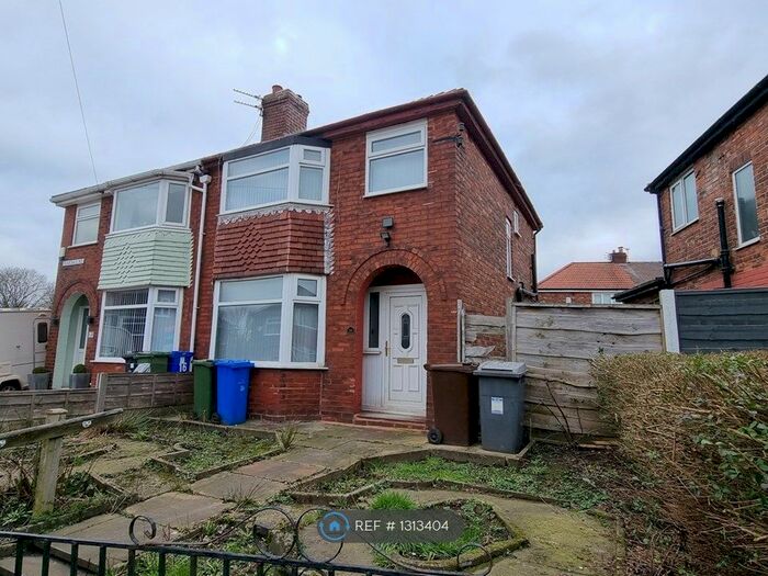 3 Bedroom Semi-Detached House To Rent In Peakdale Road, Droylsden, Manchester M43