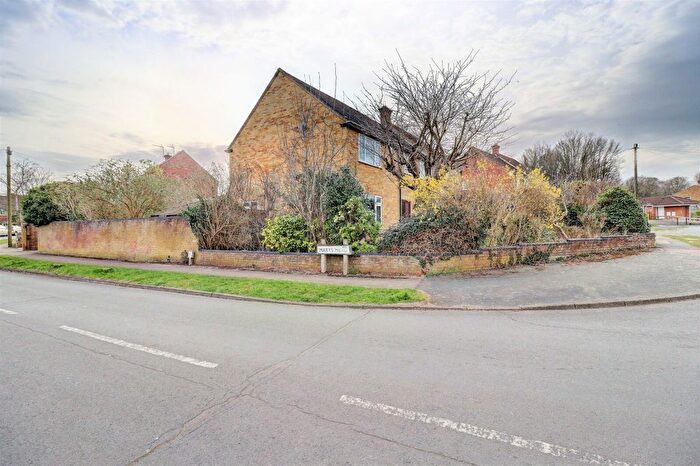 4 Bedroom Semi-Detached House For Sale In Cedar Avenue, Hazlemere, High Wycombe, Buckinghamshire, HP15