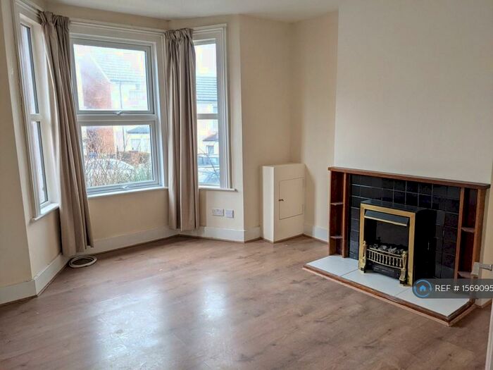 3 Bedroom Semi-Detached House To Rent In Waterloo Road, Aldershot, GU12