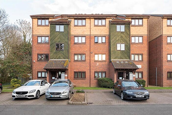 1 Bedroom Flat For Sale In Higham Station Avenue, Highams Park, E4