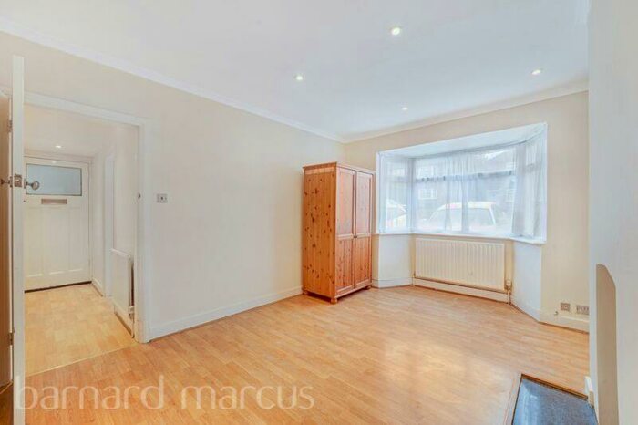 2 Bedroom Apartment To Rent In Marlborough Close, London, N20