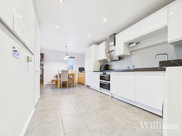 3 Bedroom Flat For Sale In Hannon Road, Aylesbury, HP21