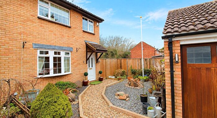 3 Bedroom Semi-Detached House For Sale In Lapwing Close, Swindon, SN3