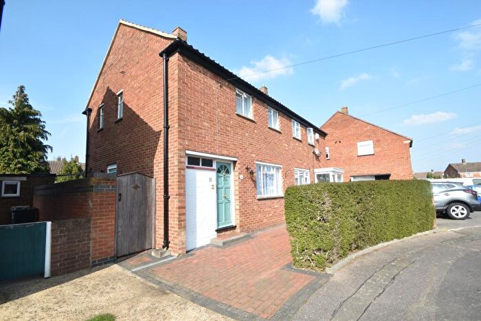 2 Bedroom Semi-Detached House For Sale In Rickyard Close, Luton, Bedfordshire, LU2
