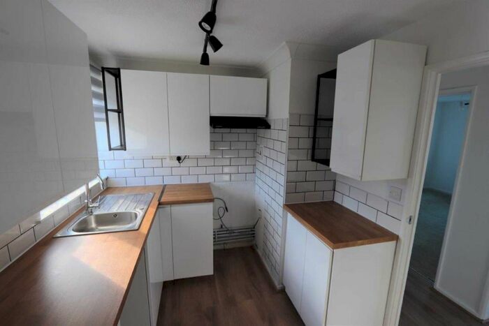 2 Bedroom Flat To Rent In Henson Park, Chard, TA20