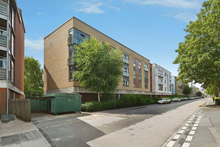 2 Bedroom Flat For Sale In Wallis Place, Hart Street, Maidstone, ME16