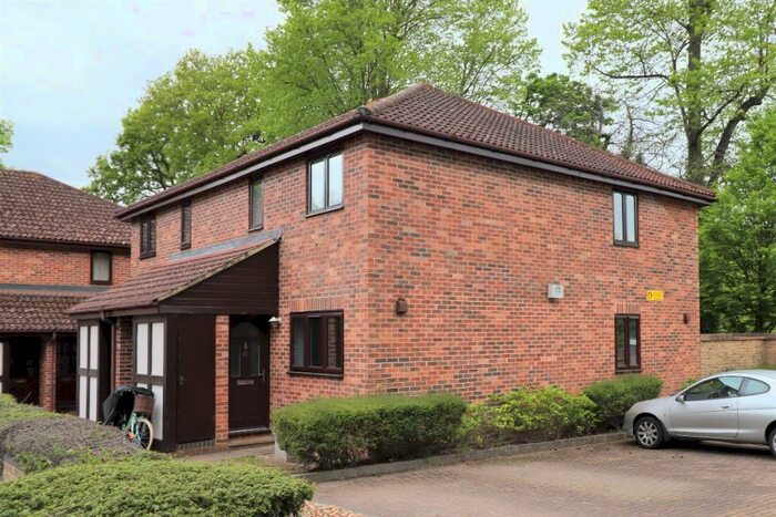 1 Bedroom Ground Maisonette To Rent In Heathbridge, Brooklands Road, Weybridge, Surrey, KT13