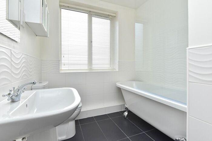 2 Bedroom Apartment To Rent In Worsfold Court, Maidstone, ME15
