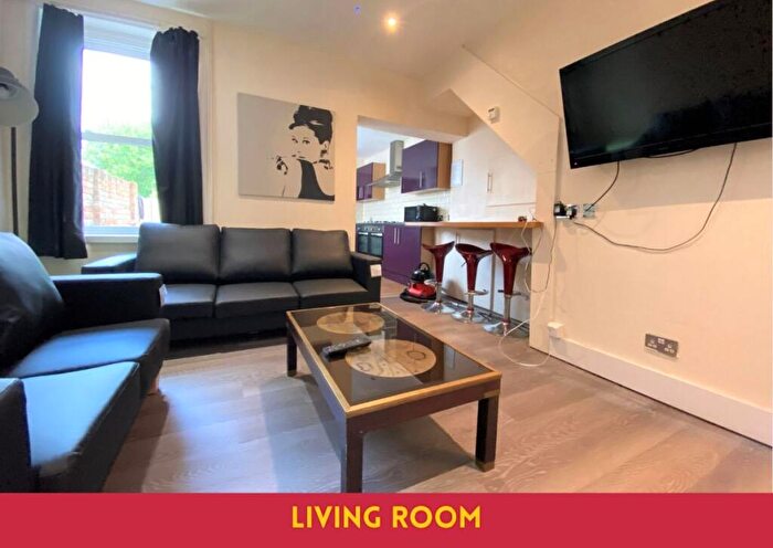 5 Bedroom Semi-Detached House To Rent In Bed Student Home - Salisbury Road, CT2