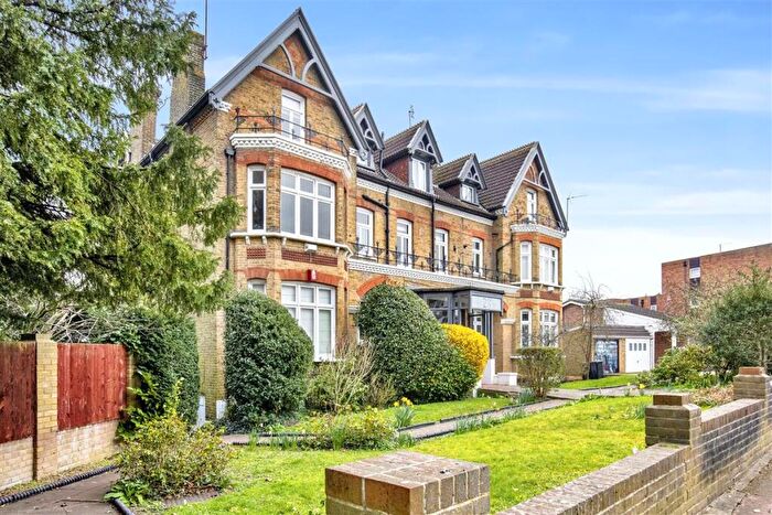 2 Bedroom Flat For Sale In Park Hill Road, BR2