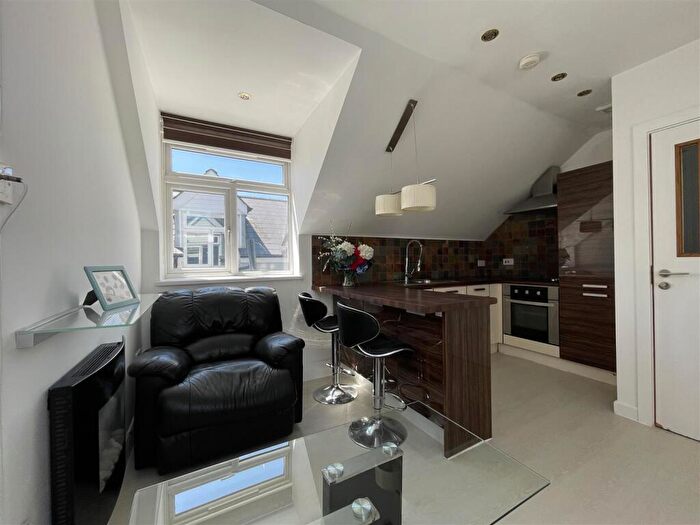 1 Bedroom Apartment To Rent In The Parade, Roath, Cardiff, CF24