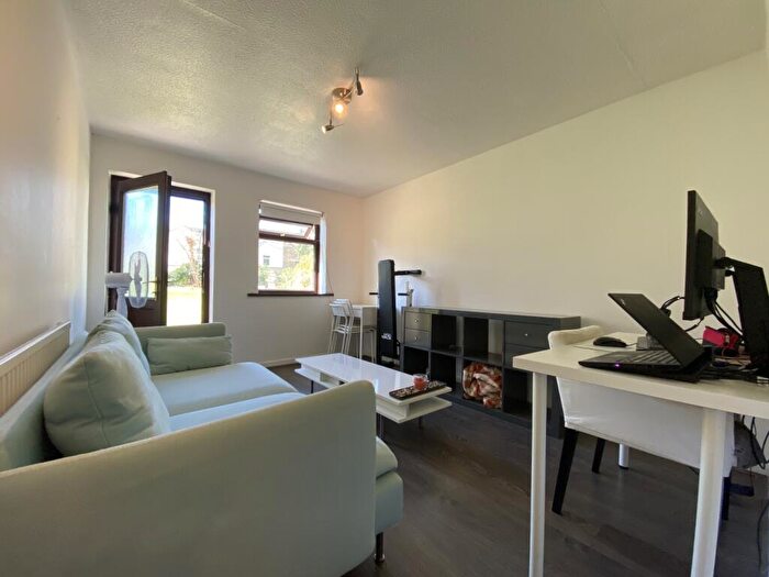 2 Bedroom Flat To Rent In Wyeverne Road, Cathays, Cardiff, CF24