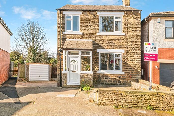3 Bedroom Detached House For Sale In Heaton Avenue, Earlsheaton, Dewsbury, WF12