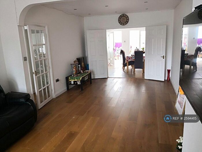 3 Bedroom Semi-Detached House To Rent In Shrivenham Road, Swindon, SN1