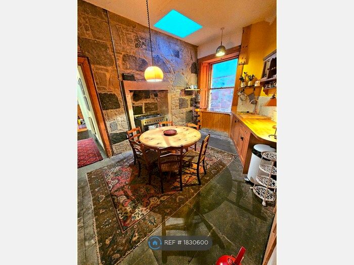 3 Bedroom Flat To Rent In Alva Street, Edinburgh, EH2