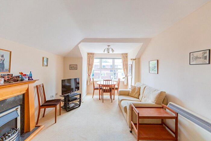 2 Bedroom Apartment For Sale In Henleaze Road, Bristol, BS9