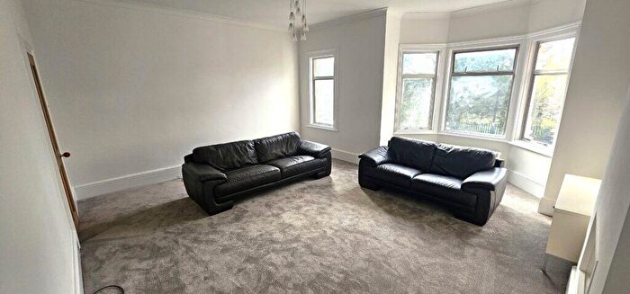 2 Bedroom Flat To Rent In Hoppers Road, Winchmore Hill, N21