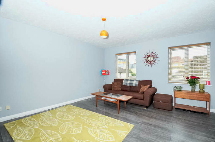 2 Bedroom Flat To Rent In Cottage Grove, KT6