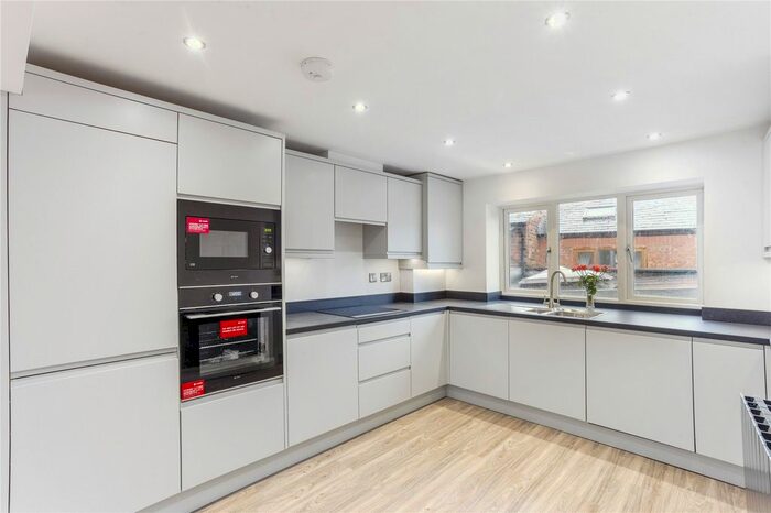 2 Bedroom Flat To Rent In Canute Place, Knutsford, Cheshire, WA16