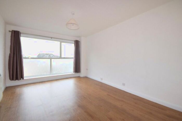 2 Bedroom Flat To Rent In The Square, Bideford, Devon EX39