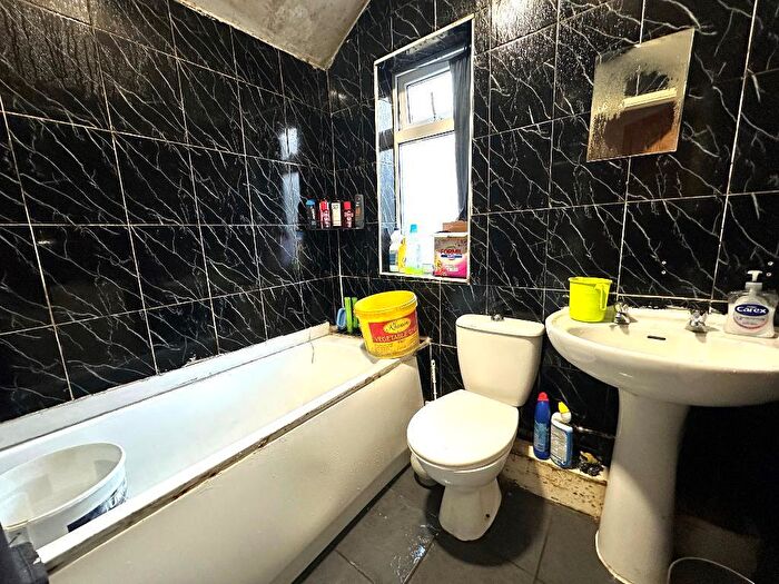 3 Bedroom Terraced House For Sale In Midland Road, High Town, Luton, Bedfordshire, LU2