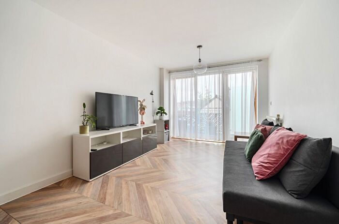 2 Bedroom Flat For Sale In Copper House, Avebury Avenue, Tonbridge, TN9