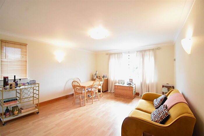 2 Bedroom Flat To Rent In Cranes Park, Surbiton, KT5