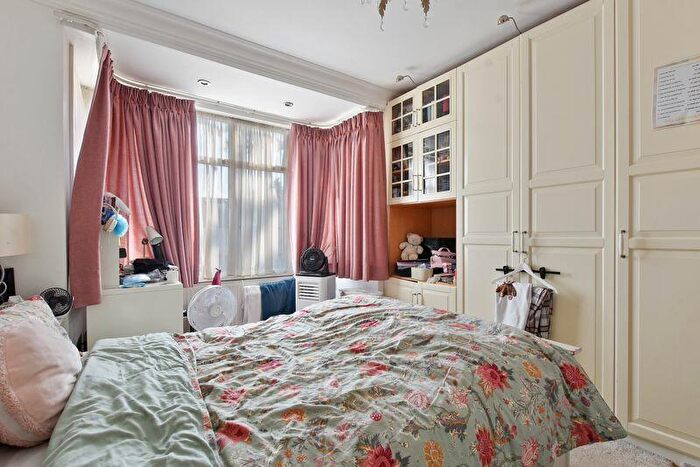5 Bedroom Semi-Detached House For Sale In Headstone Gardens, Harrow, HA2