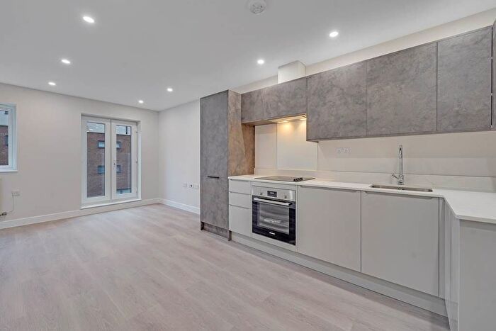 3 Bedroom Flat To Rent In High Road, London, N12