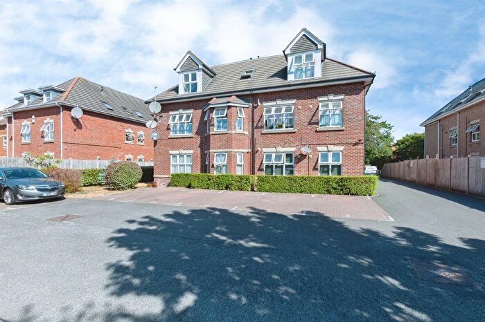 2 Bedroom Flat For Sale In Richmond Park Road, Bournemouth, BH8