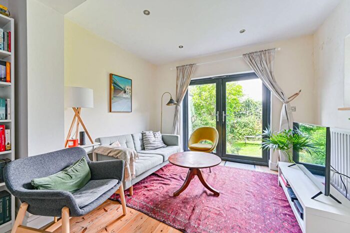 2 Bedroom Flat To Rent In Rollscourt Avenue, Herne Hill, London, SE24