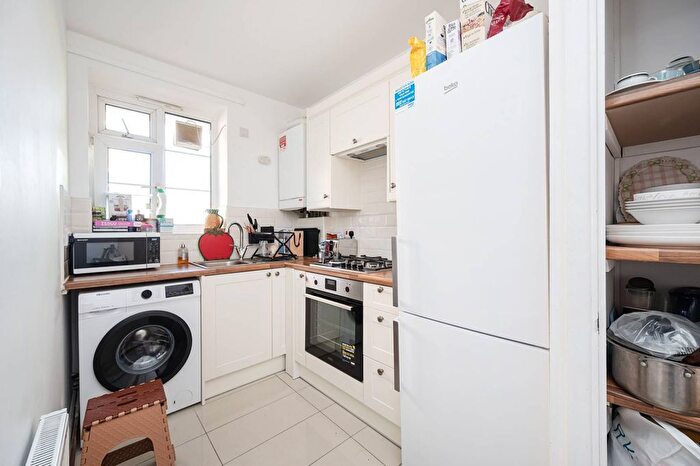 2 Bedroom Flat To Rent In Wolsey Street, Stepney, London, E1