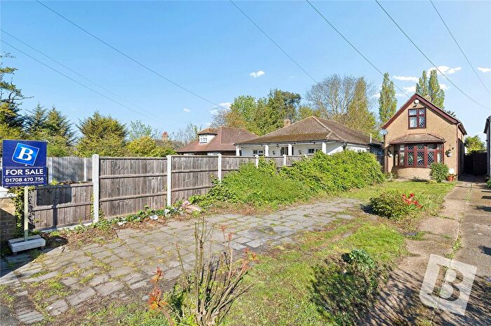 3 Bedroom Detached House For Sale In Lambs Lane South, Rainham, RM13