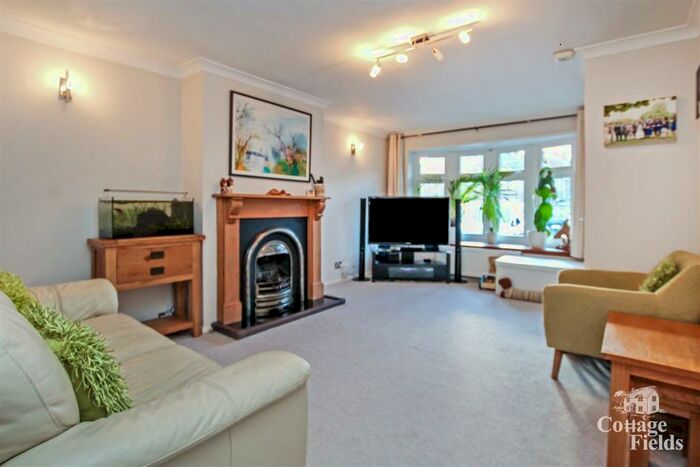 4 Bedroom House To Rent In Berkley Avenue, Waltham Cross, EN8