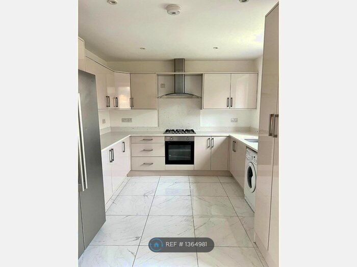 3 Bedroom End Of Terrace House To Rent In Kavsan Place, Hounslow, TW5