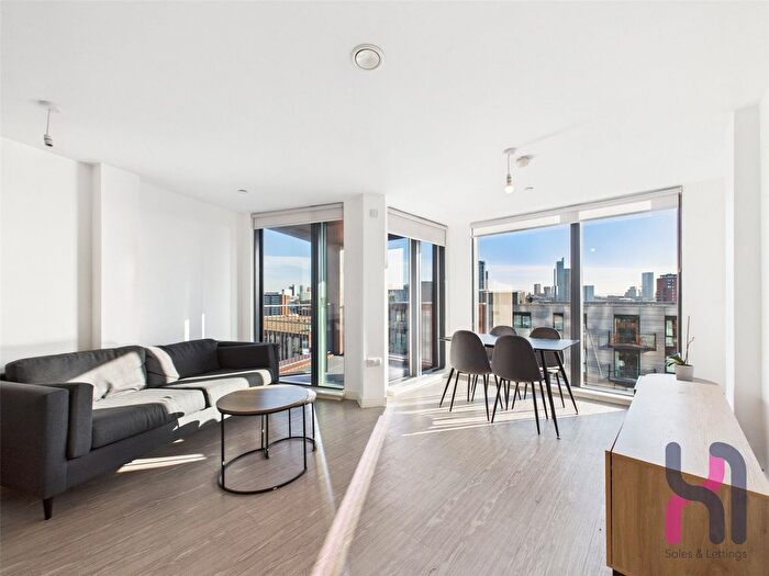 2 Bedroom Flat To Rent In The Landmark, Oldfield Road, Salford, M5