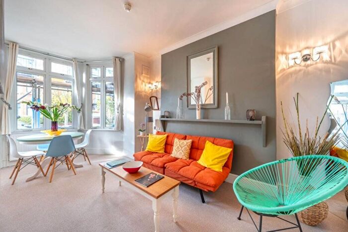 1 Bedroom Flat To Rent In Hoveden Road, Mapesbury, NW2