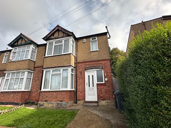 3 Bedroom Semi-detached House For Sale In Rutland Crescent, Luton, LU2