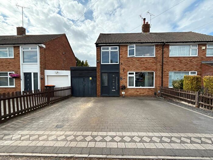 3 Bedroom Semi-Detached House For Sale In Walgrave Road, Dunstable, LU5