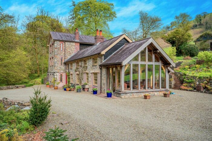 5 Bedroom Property For Sale In Llanfynydd, Carmarthen, SA32