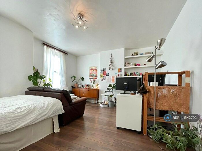 2 Bedroom Flat To Rent In Pellew House, London, E1