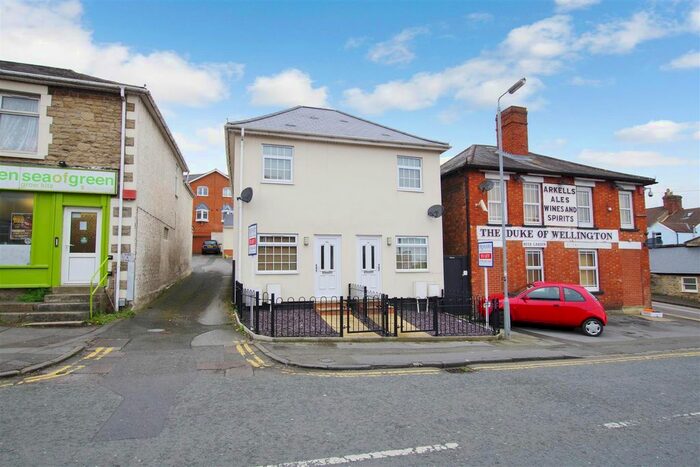 2 Bedroom Semi-Detached House To Rent In Eastcott Hill, Swindon SN1