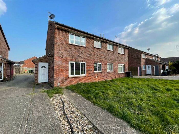 1 Bedroom Semi-Detached Bungalow To Rent In Wenlock Way, RG19